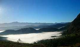 Alto Jequitib - Amanhecer visto do crrego da Vargem Grande.
Foto de Marinho Cosendey de Freitas.