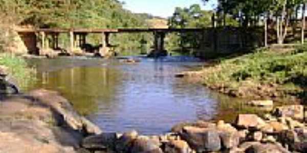 Ponte sobre o Rio Itamaramdiba-Foto:Gildazio Fernandes [Panoramio]