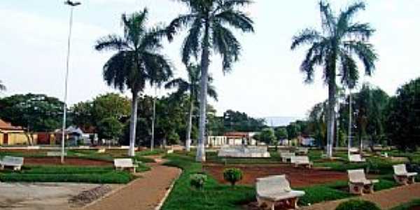 Praa da Prefeitura de Arinos - MG Foto leonevaladares 