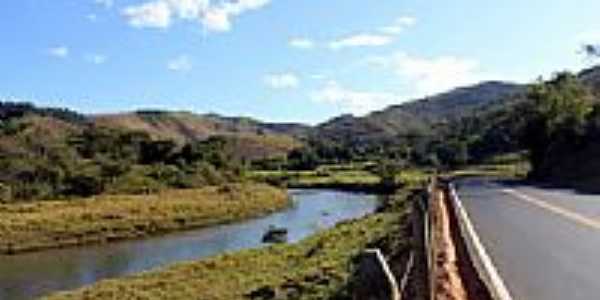 Estrada para Barra Longa margeando o Rio Gualaxo do Sul-MG-Foto:Milton Brigolini Nem