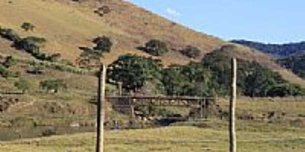 Pontilho da antiga estrada de ferro Leopoldina em Barra Longa-MG-Foto:Milton Brigolini Nem