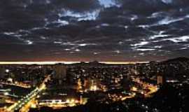 Belo Horizonte - Belo Horizonte-MG-Amanhecer e ao fundo a Serra do Curral-Foto:Paulo Yuji Takarada