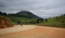 Boa Unio de Itabirinha - Boa Unio de Itabirinha-MG-Estrada de terra e montanhas da regio-Foto:RUBINHO BARROSO