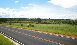 Bonito de Minas - Bonito de Minas-MG-Rodovia chegando na cidade-Foto:Denes Melo