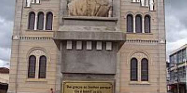 Borda da Mata-MG-Busto do Mons.Pedro Cintra em frente à Basílica de N.Sra.do Carmo-Foto:alsibim