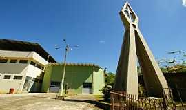 Cataguases - Cataguases-MG-Monumento em frente a Igreja de So Cristvo-Foto:sgtrangel