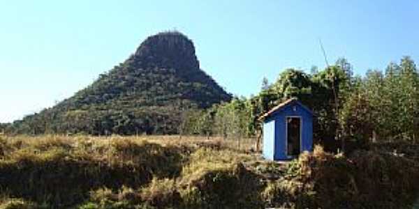 Claraval-MG-Capelinha  beira da estrada com o Morro ao fundo-Foto:adauto rodrigues