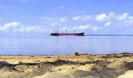 Fazendinha - Fazendinha-AP-Navio transportador de cavaco ancorado na praia-Foto:Marcondes Pereira