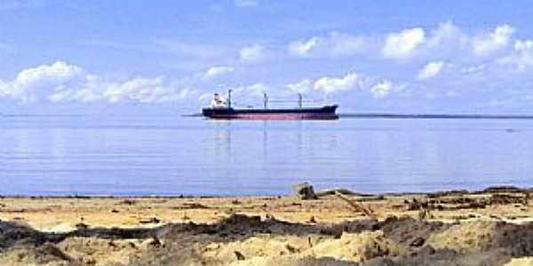 Fazendinha-AP-Navio transportador de cavaco ancorado na praia-Foto:Marcondes Pereira