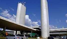 Confins - Confins-MG-Estacionamento e o Prdio do Aeroporto Tancredo Neves-Foto:Jose Gustavo Abreu Murta