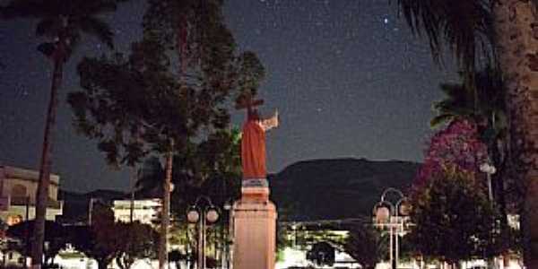 Congonhal-MG-Vista noturna da Praa Com.Ferreira de Matos-Foto:Facebook