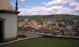 Congonhas - Congonhas-MG-Lateral da Igreja e a cidade-Foto:salfredo