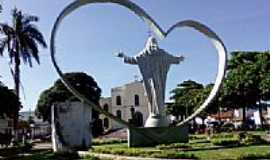 Corao de Jesus - Praa da Matriz e o smbolo da cidade de Corao de Jesus-MG-Foto:Rmulo Henok