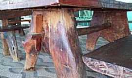 Corinto - Mesa feita com troncos de rvore-Foto:Tiago Soares [Panoramio]