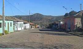 Costa Sena - Costa Sena-MG-Rua da cidade e a serra-Foto:Vinicius Martins