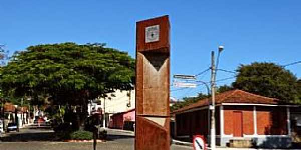 Crucilndia-MG-Monumento na rotatria de entrada-Foto:Renato Vinicius