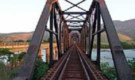 Derribadinha - Pontilho Metlico sobre o Rio Doce-Foto:maninho portugal[Panoramio]