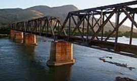 Derribadinha - Pontilho sobre o Rio Doce-Foto:maninho portugal[Panoramio]