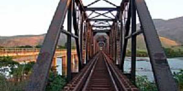 Pontilho Metlico sobre o Rio Doce-Foto:maninho portugal[Panoramio]