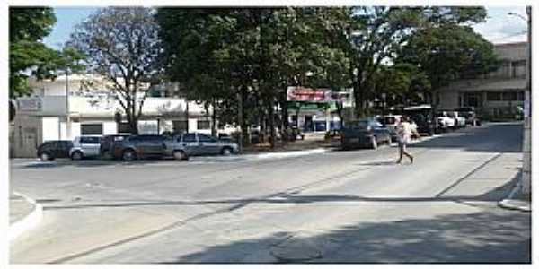 Encontro da Rua dos Expedicionrios e Praa Getlio Vargas. Centro de Esmeraldas