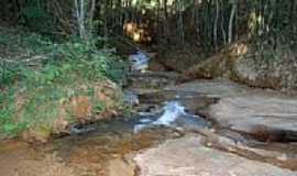 Esmeraldas de Ferros - Esmeraldas de Ferros-MG-Crrego em Stio-Foto:www.gilmarocorretor.com.br