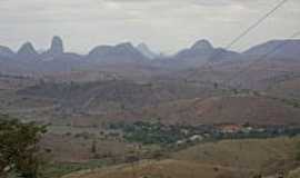 Ferruginha - Ferruginha-MG-Vista da cidade e Pedra do Garrafo ao fundo-Foto:Gustavo Sturzenecker Moreira