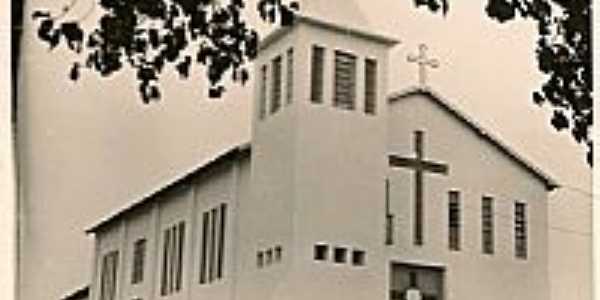 Ferruginha-MG-Igreja Matriz inaugurada em 1961-Foto:Fabricio