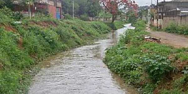Floresta-MG-Ribeirão no Bairro-Foto:pt.wikipedia.org