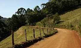 Gonalves - Estrada na rea rural de Gonalves-MG-Foto:mauro