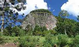 Gonalves - Pedra Chanfrada em Gonalves-MG-Foto:ACCosta