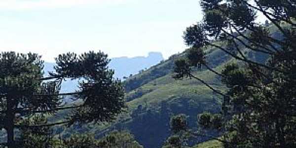 Gonalves-MG-Entrada da cidade vista da Pedra do Ba-Foto:ACCosta