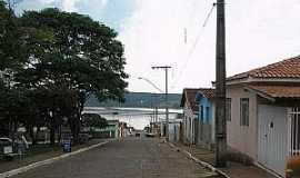 Guap - Guap-MG-Rua da cidade e ao fundo o Lago de Furnas-Foto:guapeturismo.