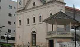 Guaraciaba - Igreja Matriz de SantAna com coreto em primeiro plano-Foto:Fabio Arrebola