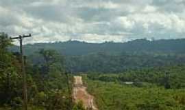 Serra do Navio - Estrada e a Serra em Serra do Navio-AP-Foto:Alan.Kardec