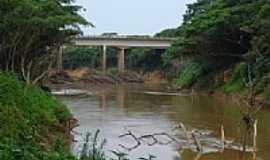 Iguatama - ponte sobre o Rio So Francisco em Iguatama-MG-Foto:Gustavo Henrique de 