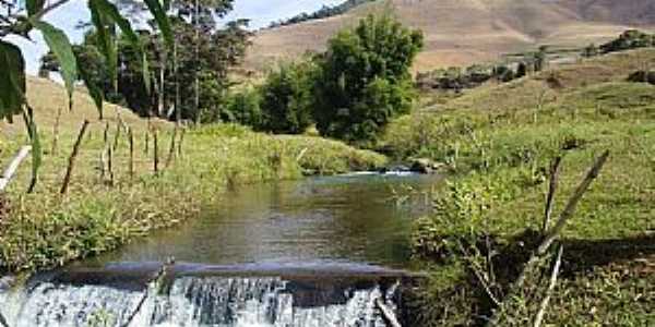 Ilheus do Prata-MG-Pequena Cachoeira-Foto:Kennerneiva