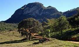 Ipoema - Prximo  entrada da cachoeira alta em Ipoema-MG - Por mourao5000