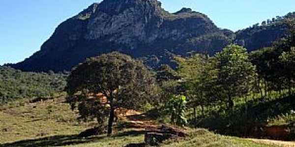 Prximo  entrada da cachoeira alta em Ipoema-MG - Por mourao5000