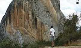 Itabirinha de Mantena - Pedra Boneca-Foto:decio coutinho