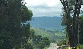 Itamonte - Itamonte-MG-Chegando na cidade ao fundo a Serra da Mantiqueira-Foto:Josue Marinho