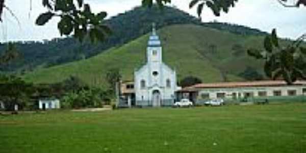 Campo de Lacerdina - ao fundo IGREJA CATLICA E ESCOLA PROF. WANDA MARIA MOTTA MACEDO-Foto:Daniela Herdy Pedros...