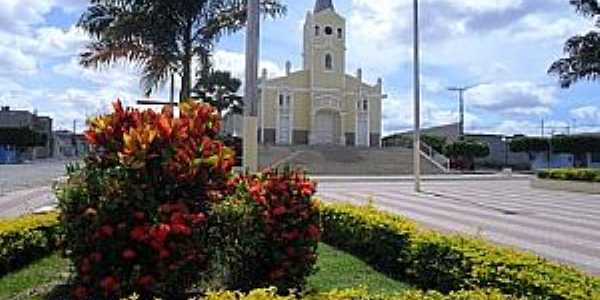 Adustina-BA-Praa e Igreja Matriz-Foto:nacaofmfatima.com.br