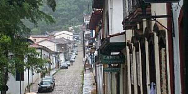 Mariana-MG-Rua Baro de Camargos com Igreja de So Pedro dos Clrigos ao alto-Foto:Josue Marinho