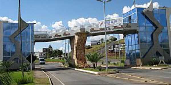 Monte Sio-MG-Prtico de entrada da cidade-Foto:Paulo Rosrio