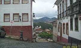 Ouro Preto - Ouro Preto-MG-Casares no centro e ao fundo o Pico do Itacolomi-Foto:Josue Marinho