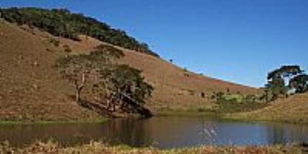 Lago e Montanhas em Paiva-MG-Foto:Jorge A. Ferreira Jr