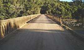 Paraguau - Antiga Ponte sobre o Rio Sapuca-Foto:Jlio C. Bueno 