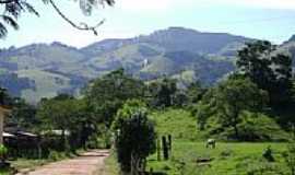 Paraispolis - rea rural e ao fundo a Serra dos Martins em Paraispolis-MG-Foto:aisfer