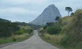 Pedra Azul - Pedra Azul-MG-A Pedra Azul vista da estrada-Foto:Carlos Meireles