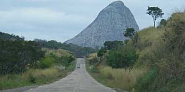 Pedra Azul-MG-A Pedra Azul vista da estrada-Foto:Carlos Meireles